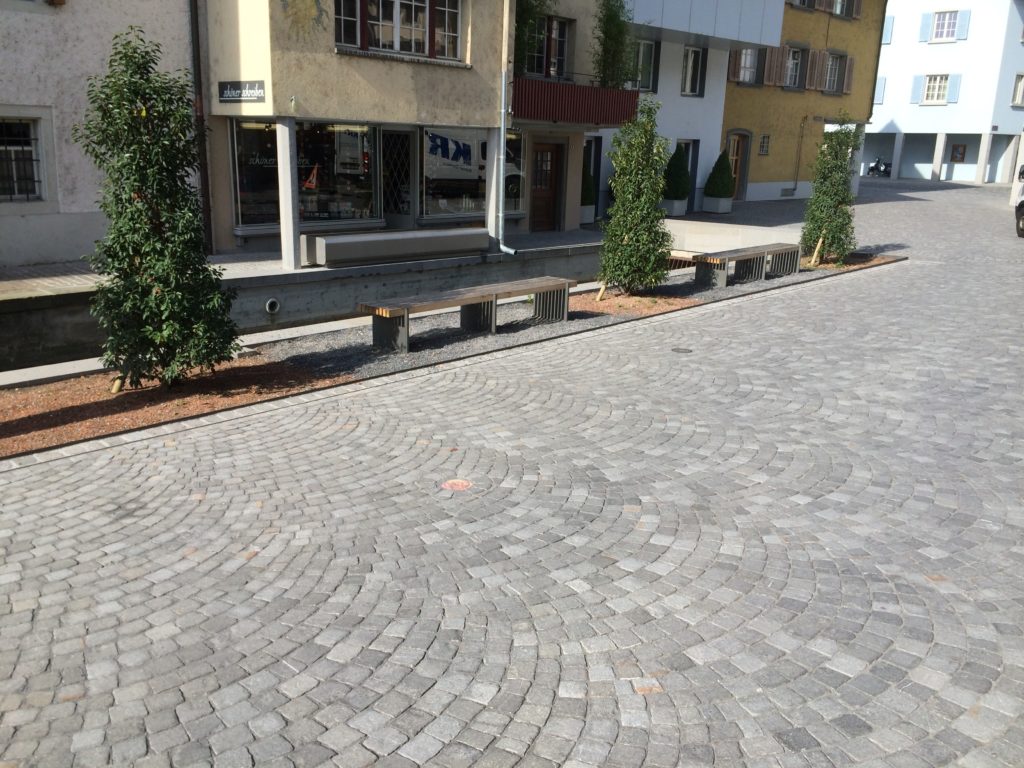 Komfort-Pflästerung als hindernisfreier Verkehrsraum in Sursee Altstadt.