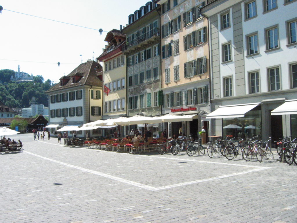 Reihenpflästerung mit Bindersteinen in Luzern Mühlenplatz.