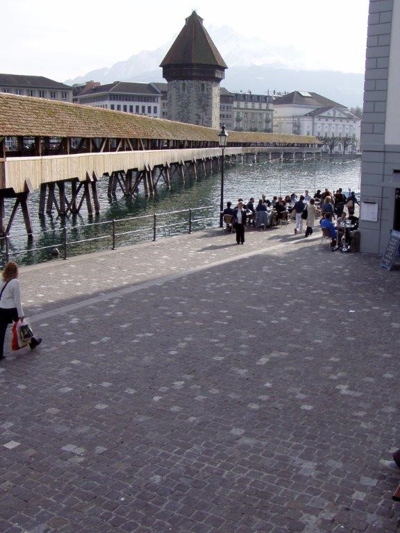 Reihenpflästerung Luzern Rathausquai, Kapellbrücke.