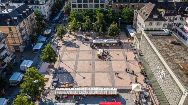 Aus der Vogelperspektive wirkt der Marktplatz Oerlikon klein. Trotz der Bauarbeiten findet der Markt statt.